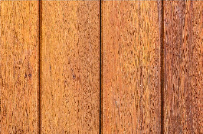 Madera protegida con Impra: la veta recupera el color y el agua no entra