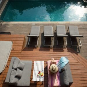 Deck de madera junto a una piscina protegido con Impra® Decks