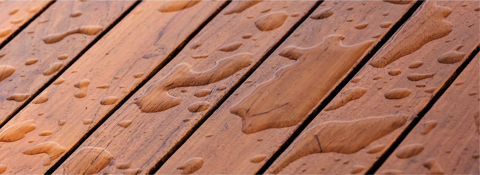 Madera hidrorrepelente protegida con Impra Gotas de agua sobre un deck de madera protegido con Impra